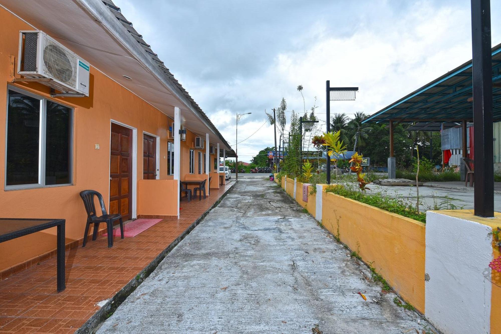 Oyo 90561 Awan Biru Motel Pantai Cenang  Kültér fotó