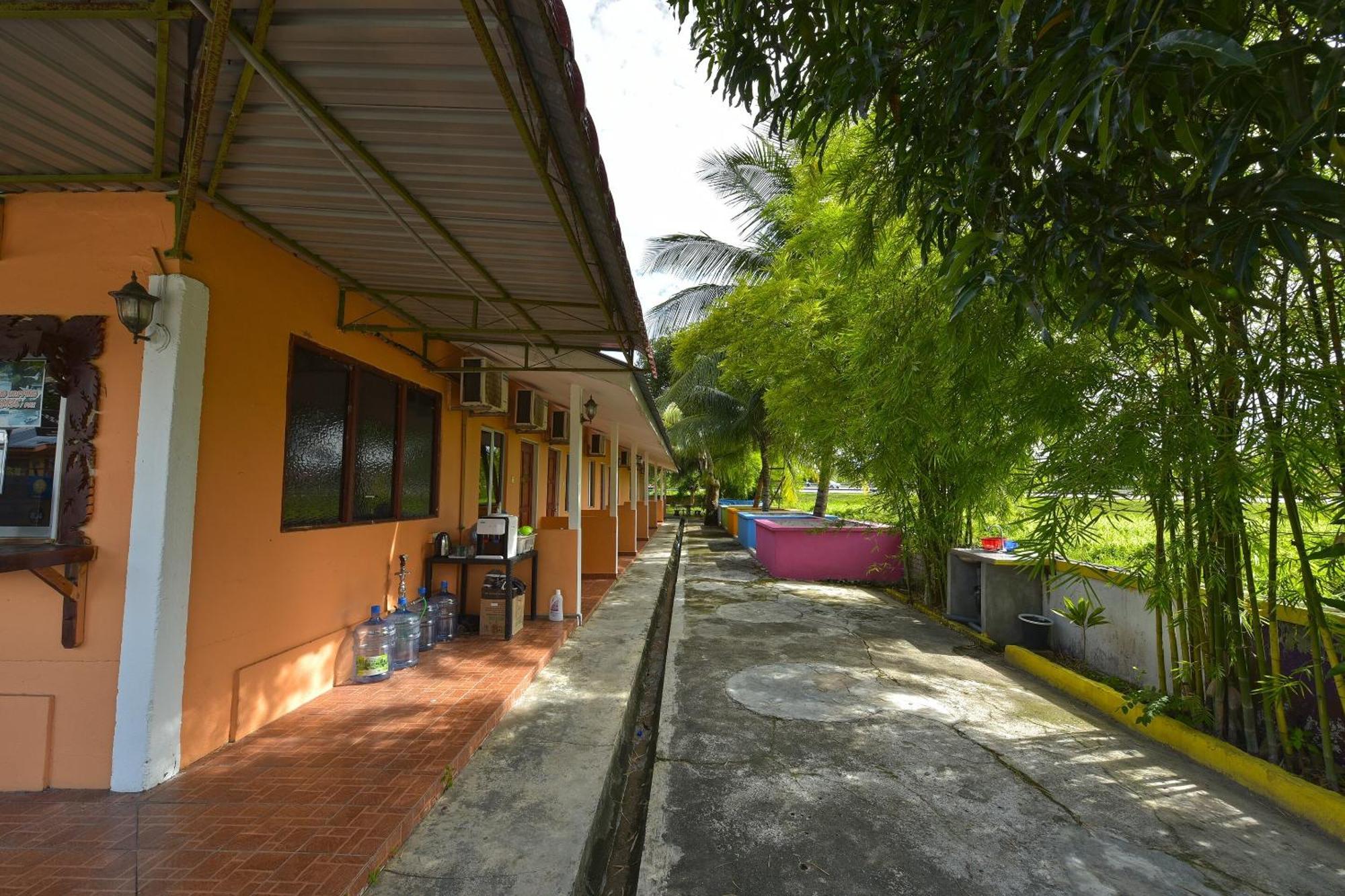Oyo 90561 Awan Biru Motel Pantai Cenang  Kültér fotó