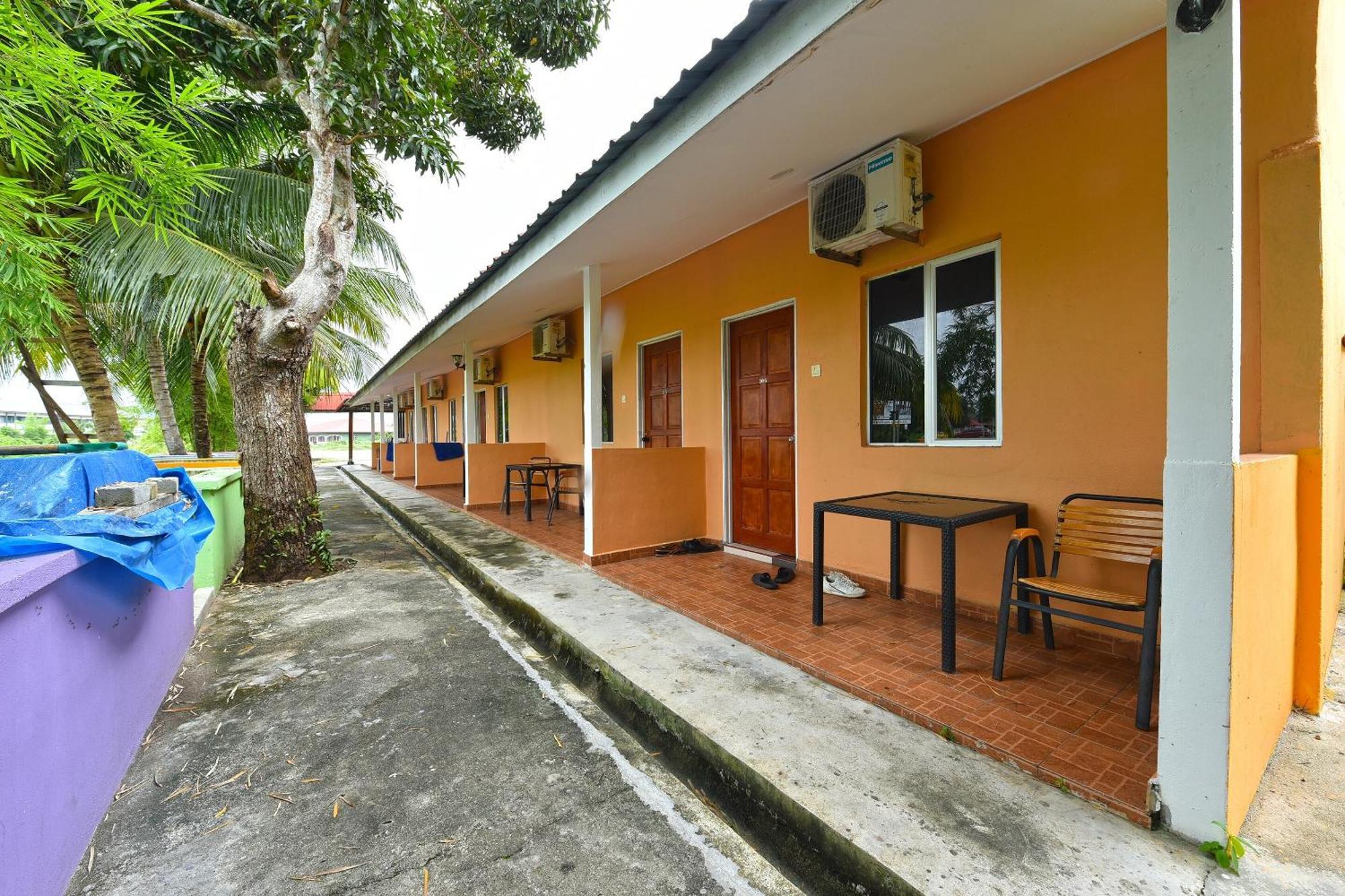 Oyo 90561 Awan Biru Motel Pantai Cenang  Kültér fotó