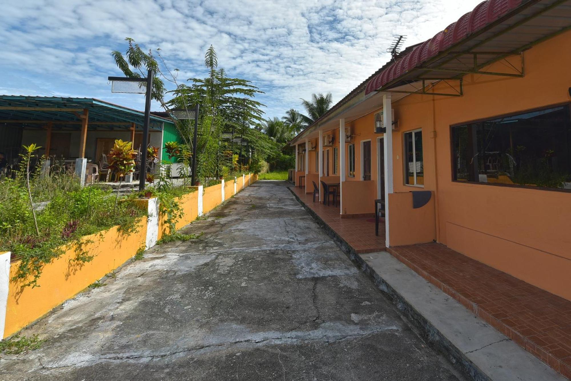 Oyo 90561 Awan Biru Motel Pantai Cenang  Kültér fotó